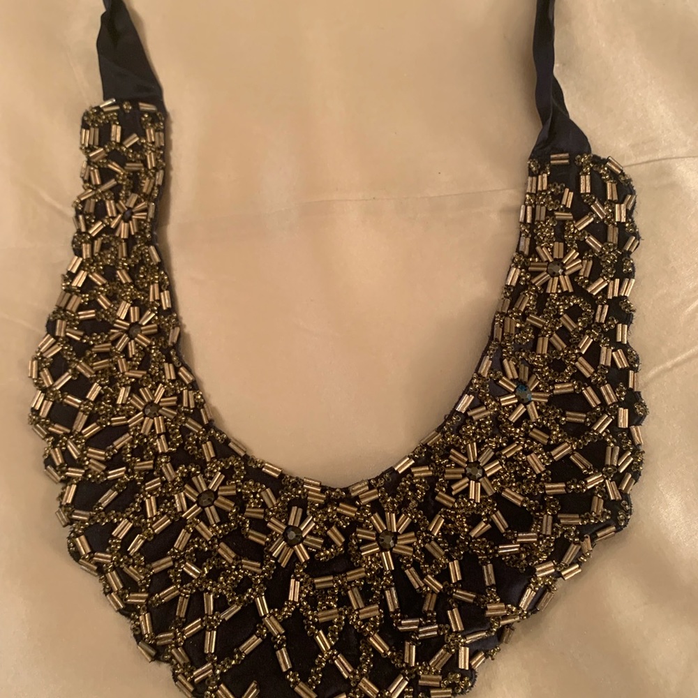 Add a stunning collar to your outfit.